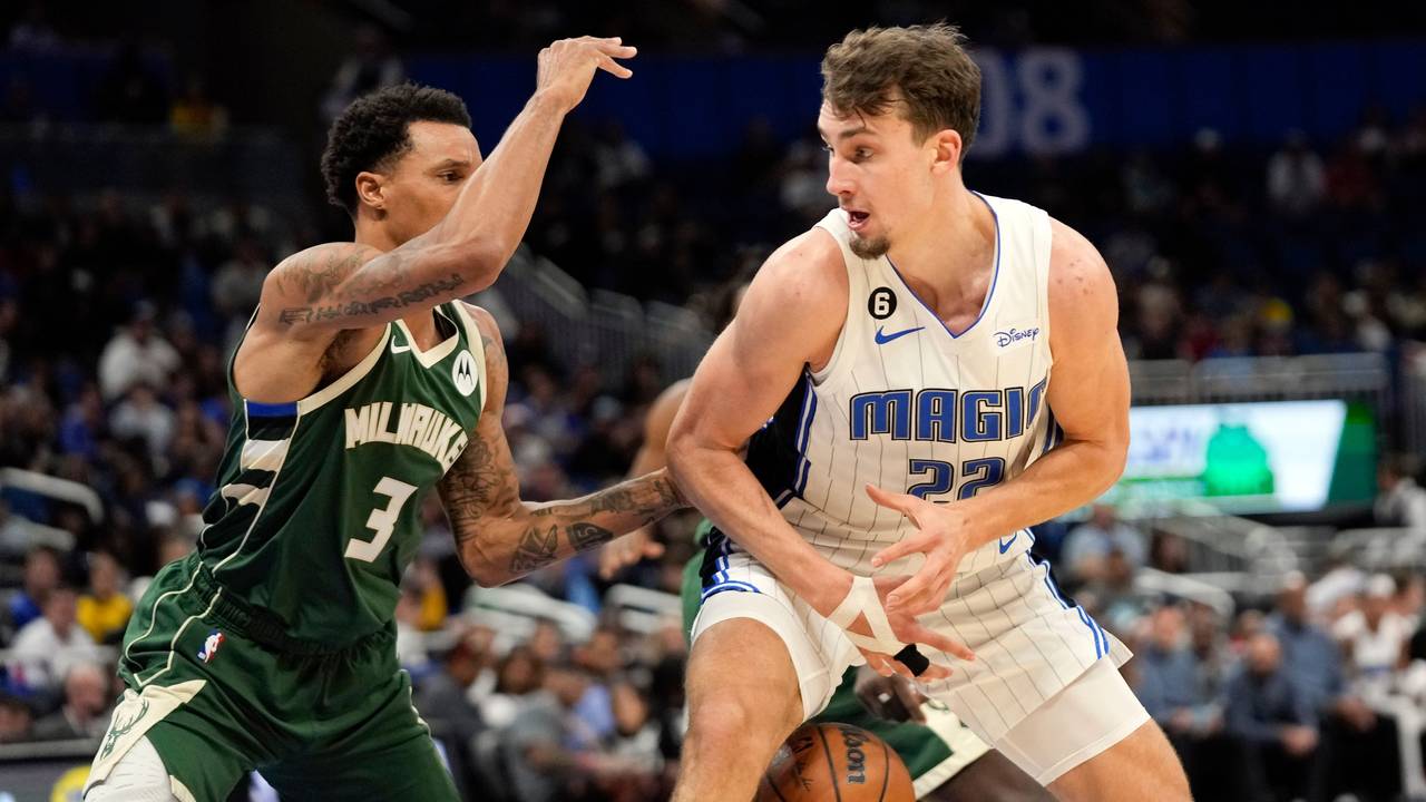 Franz Wagner im Dribbling gegen George Hill.