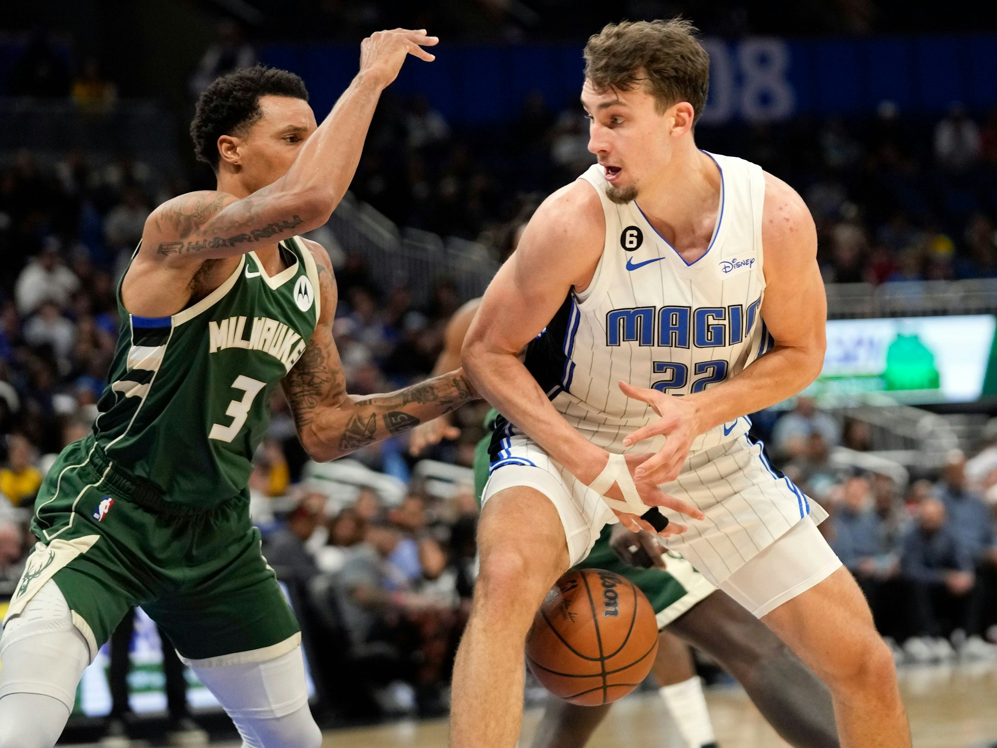 Franz Wagner im Dribbling gegen George Hill.