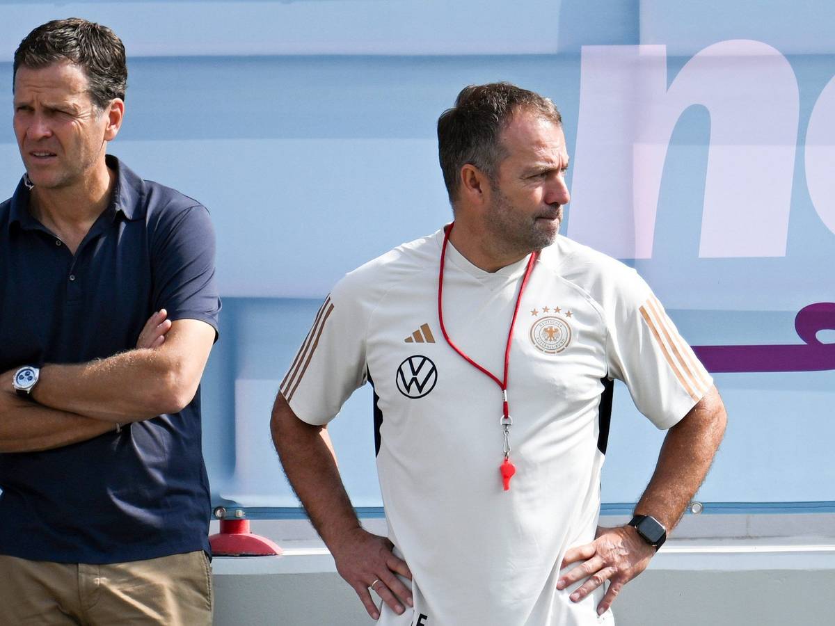 Deutschlands Oliver Bierhoff, damaliger Geschäftsführer Nationalmannschaften und Akademie, (l) und Bundestrainer Hansi Flick während des Trainings.