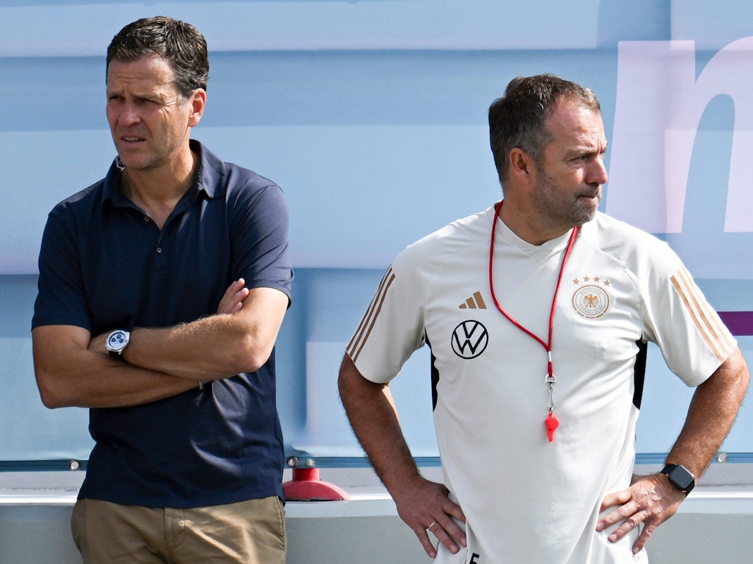 Deutschlands Oliver Bierhoff, damaliger Geschäftsführer Nationalmannschaften und Akademie, (l) und Bundestrainer Hansi Flick während des Trainings.