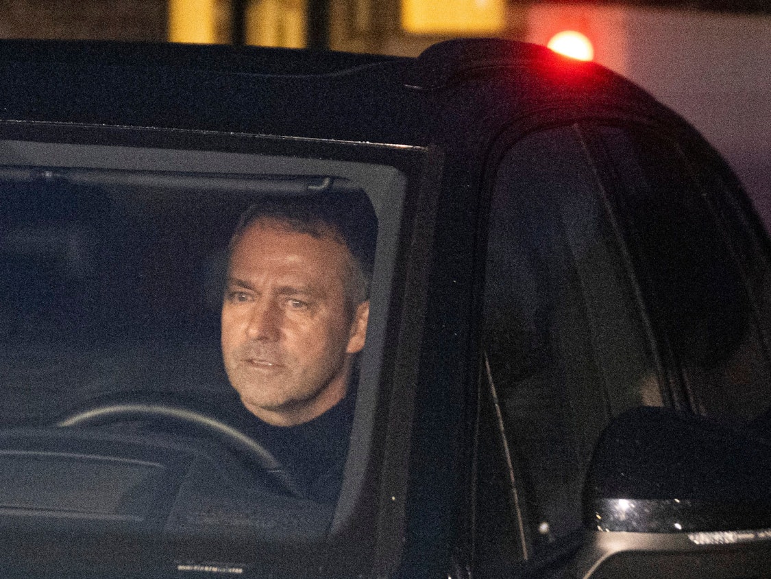 Bundestrainer Hans-Dieter Flick verlässt in einem Wagen das Kempinski-Hotel.