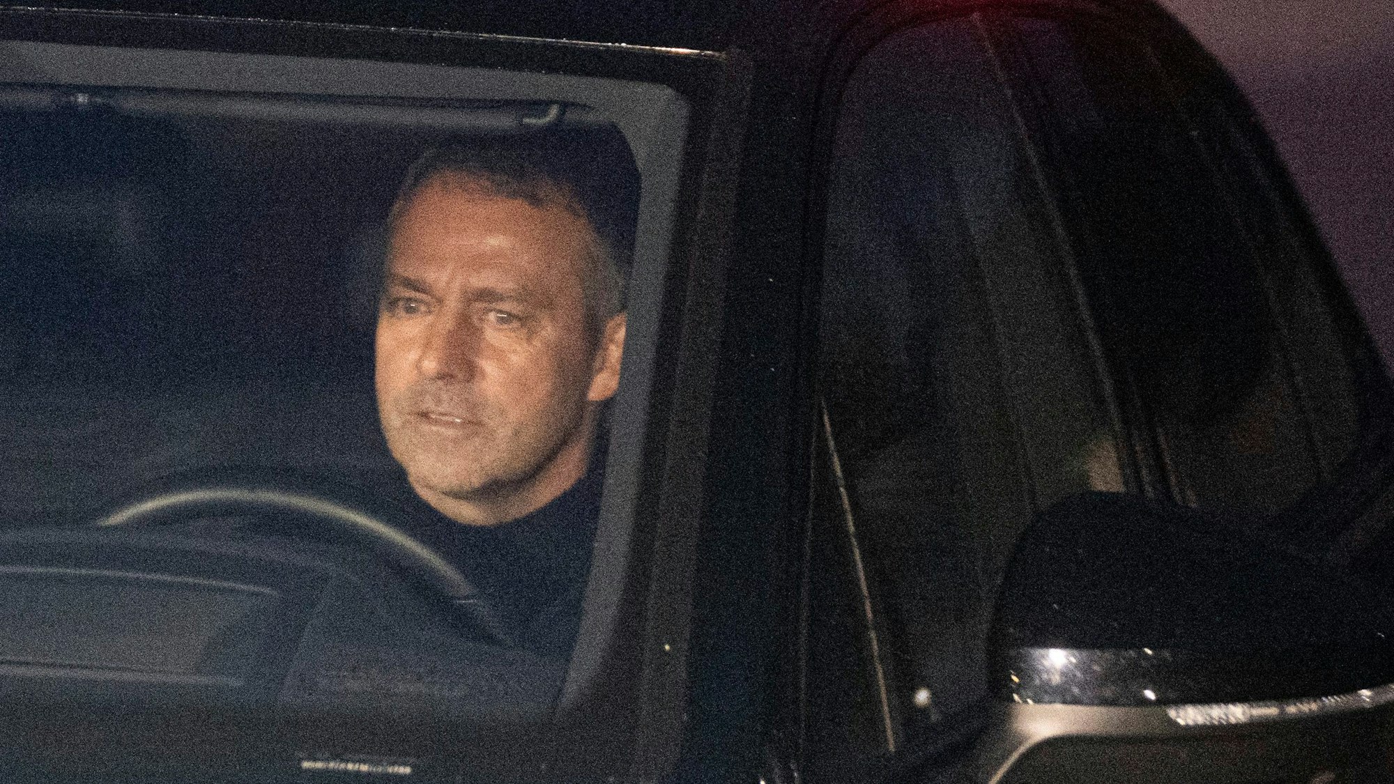 Bundestrainer Hans-Dieter Flick verlässt in einem Wagen das Kempinski-Hotel.