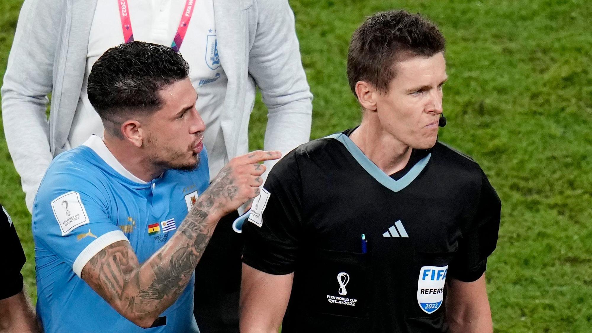 Schiedsrichter Daniel Siebert wird bei seinem zweiten und letzten WM-Einsatz von Uruguays José María Giménez angegangen.