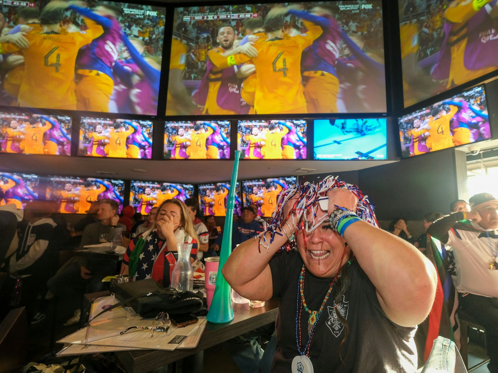 Fußballfan Misty Alvarez reagiert bei der Zuschauerparty nach dem Tor der Niederlande gegen die USA.