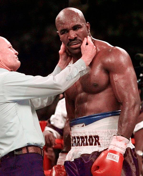 Ringrichter Mills Lane inspiziert das von Mike Tyson teilweise abgebissene Ohr von Evander Holyfield im Boxkampf am 28. Juni 1997.