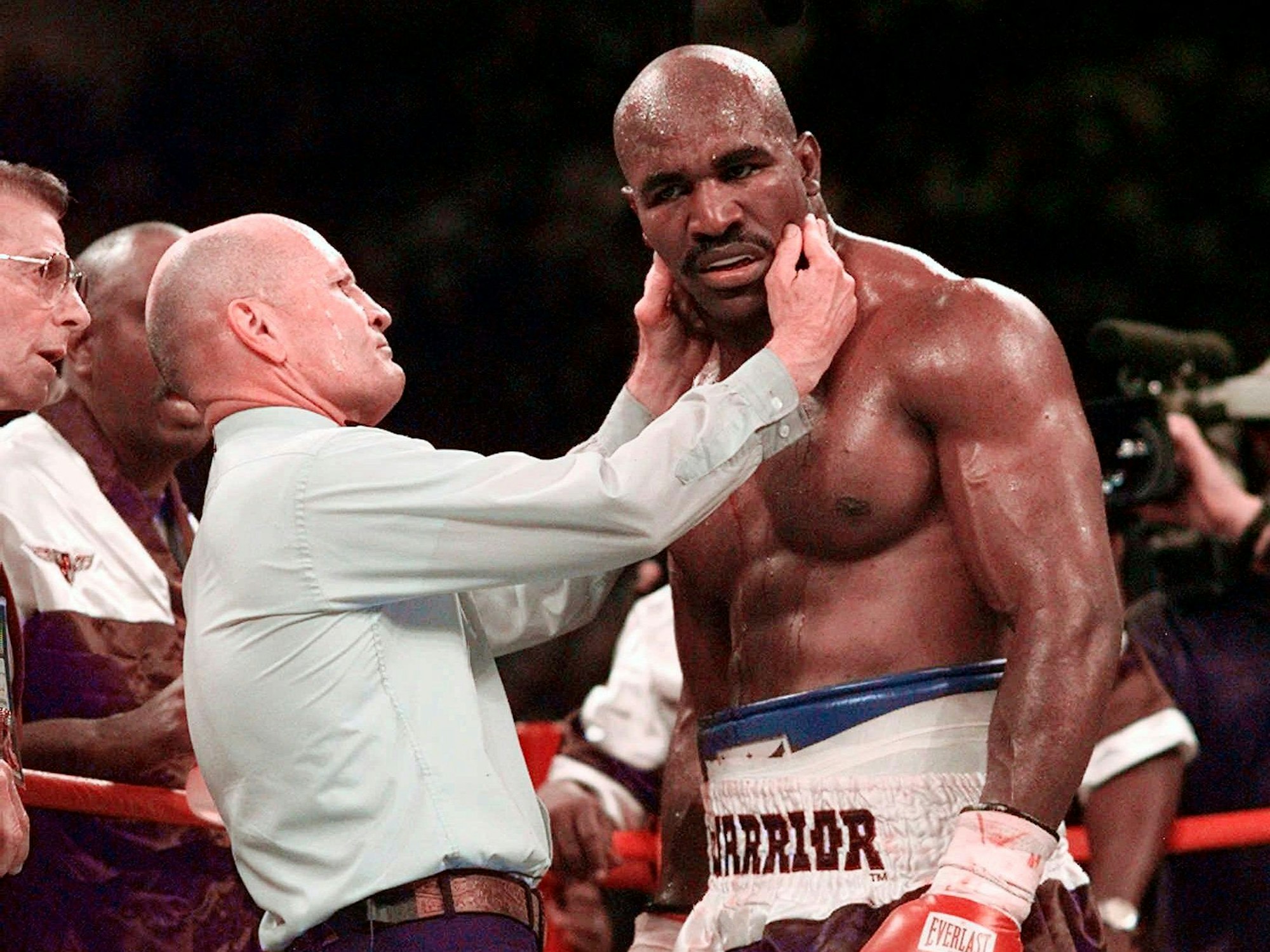 Ringrichter Mills Lane inspiziert das von Mike Tyson teilweise abgebissene Ohr von Evander Holyfield im Boxkampf am 28. Juni 1997.