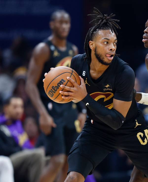 Darius Garland (l) von den Cleveland Cavaliers gegen Dennis Schröder von den Los Angeles Lakers.