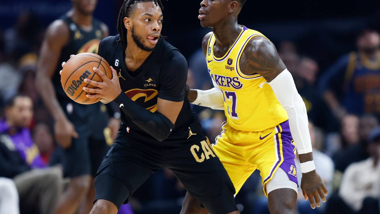 Darius Garland (l) von den Cleveland Cavaliers gegen Dennis Schröder von den Los Angeles Lakers.