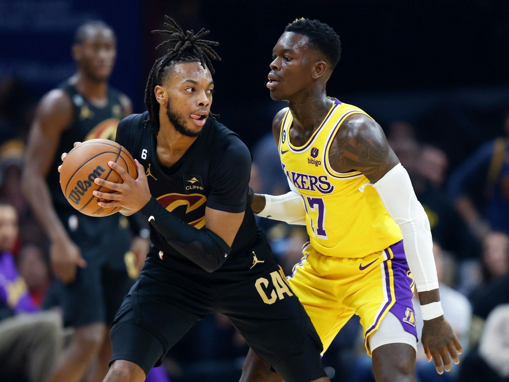 Darius Garland (l) von den Cleveland Cavaliers gegen Dennis Schröder von den Los Angeles Lakers.