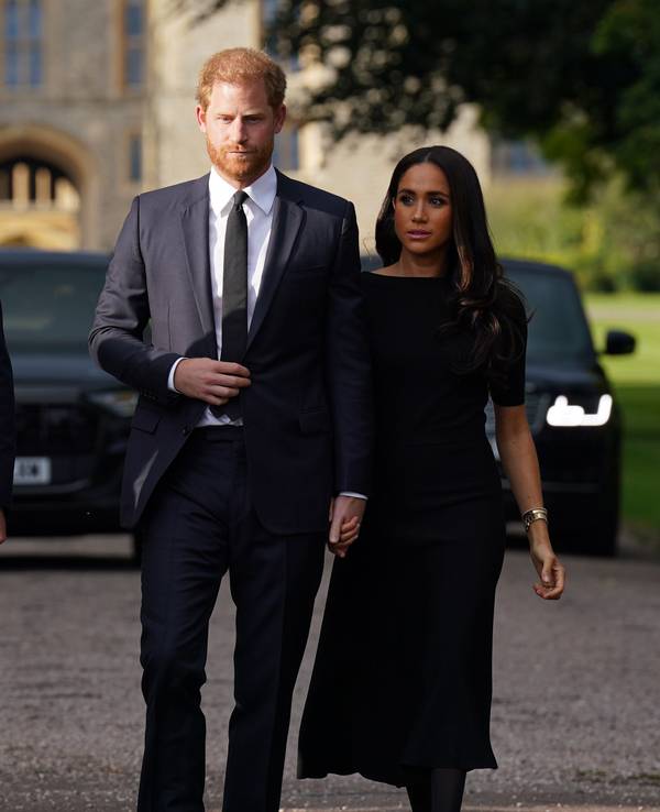 Der britische Prinz Harry, Herzog von Sussex, und seine Frau Meghan, Herzogin von Sussex: Das Foto zeigt die beiden Anfang September vor dem Schloss Windsor.