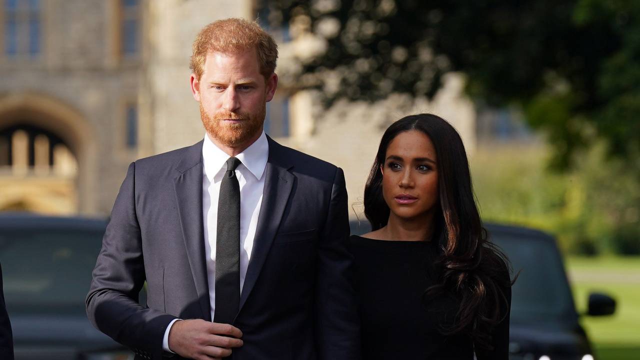 Der britische Prinz Harry, Herzog von Sussex, und seine Frau Meghan, Herzogin von Sussex: Das Foto zeigt die beiden Anfang September vor dem Schloss Windsor.