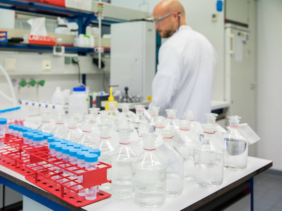 In einem Labor der RheinEnergie wird die Trinkwasserqualität untersucht.