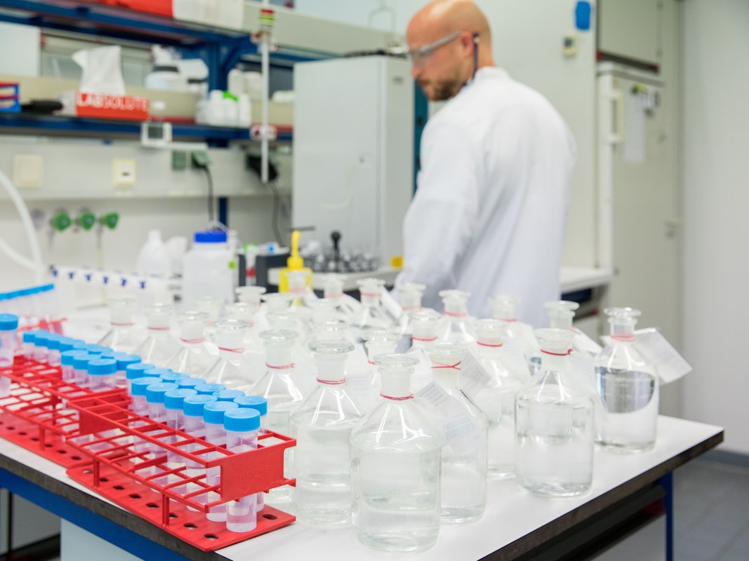 In einem Labor der RheinEnergie wird die Trinkwasserqualität untersucht.
