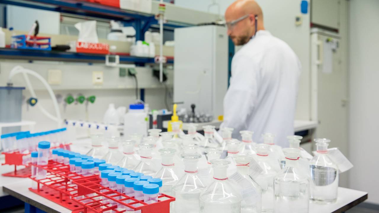 In einem Labor der RheinEnergie wird die Trinkwasserqualität untersucht.