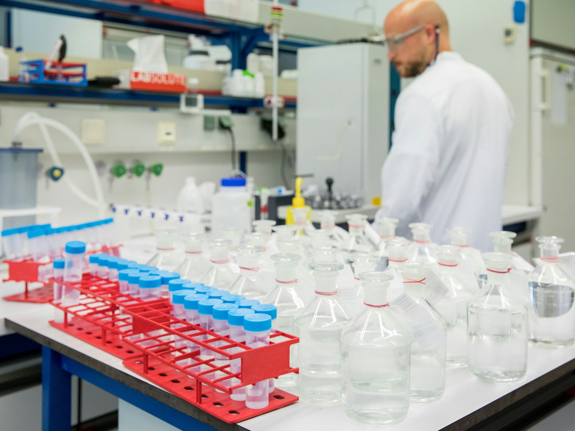 In einem Labor der RheinEnergie wird die Trinkwasserqualität untersucht.