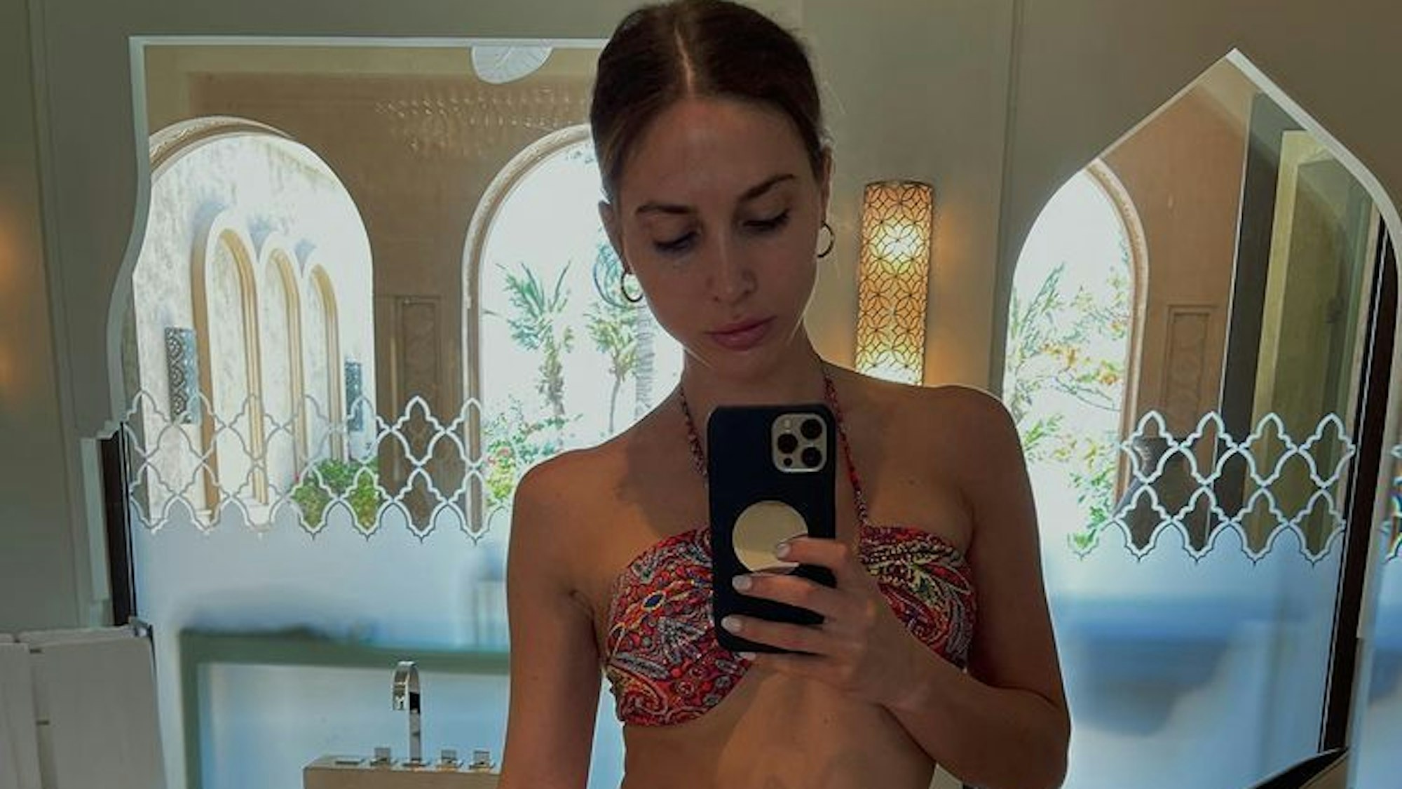 Ann-Kathrin Götze macht ein Spiegelbild im Bikini.