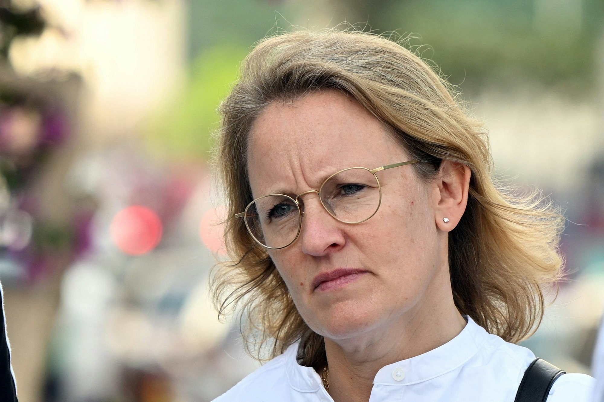 Donata Hopfen, Vorsitzende der Geschäftsführung der DFL Deutsche Fußball Liga, unterhält sich mit Fanbetreuern der DFB-Fanbotschaft in Doha.