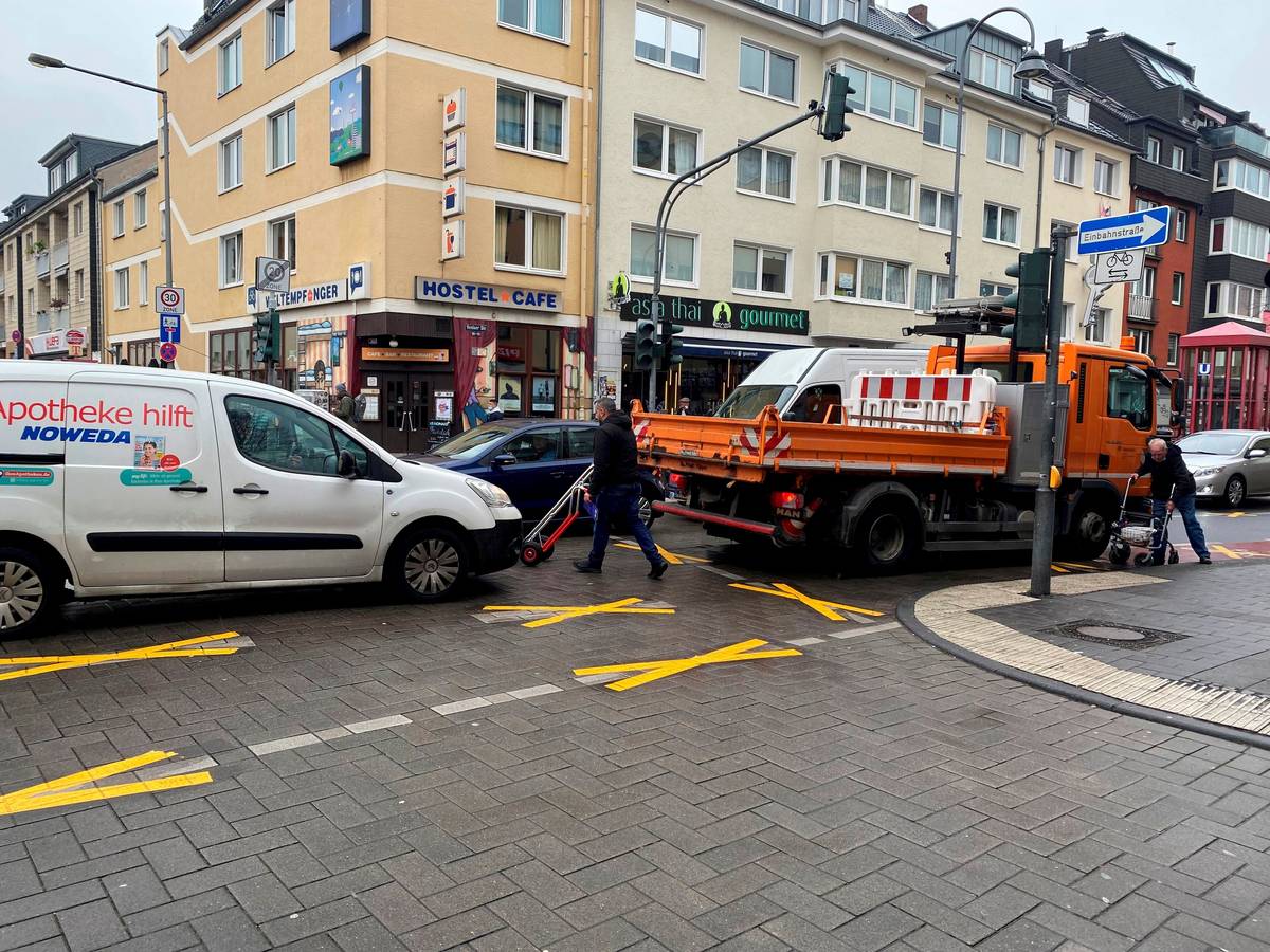 Das Foto zeigt die Verkehrssituation auf der Venloer Straße.