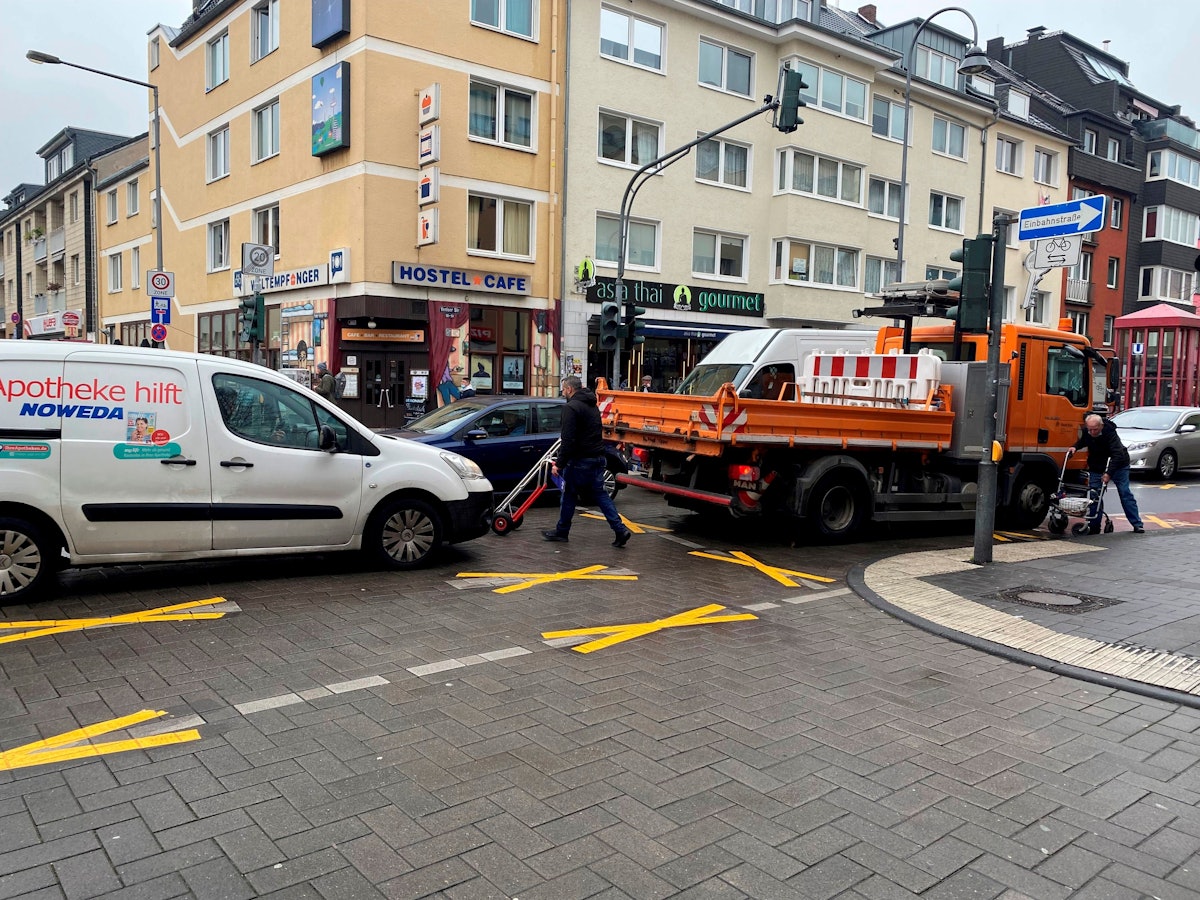 Das Foto zeigt die Verkehrssituation auf der Venloer Straße.