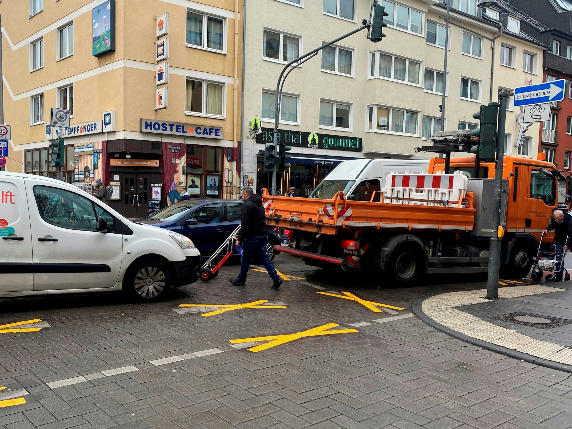Das Foto zeigt die Verkehrssituation auf der Venloer Straße.