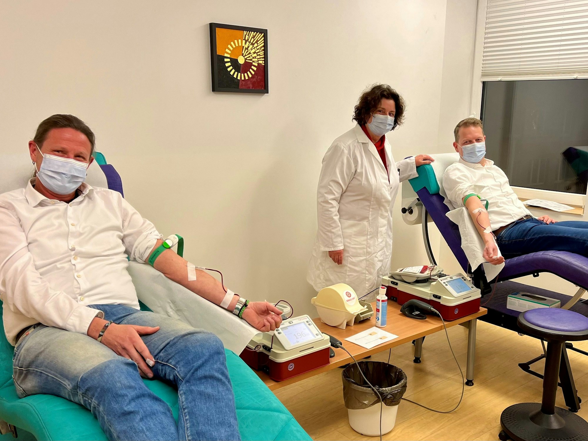 Der designierte Kölner Bauer Marco, Dr. Barbara Schlößer und der designierte Kölner Prinz Boris I. beim Blutspenden.