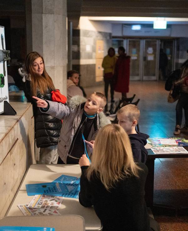 In einer U-Bahn-Station betreuen Unicef-Mitarbeiter ukrainische Kinder.