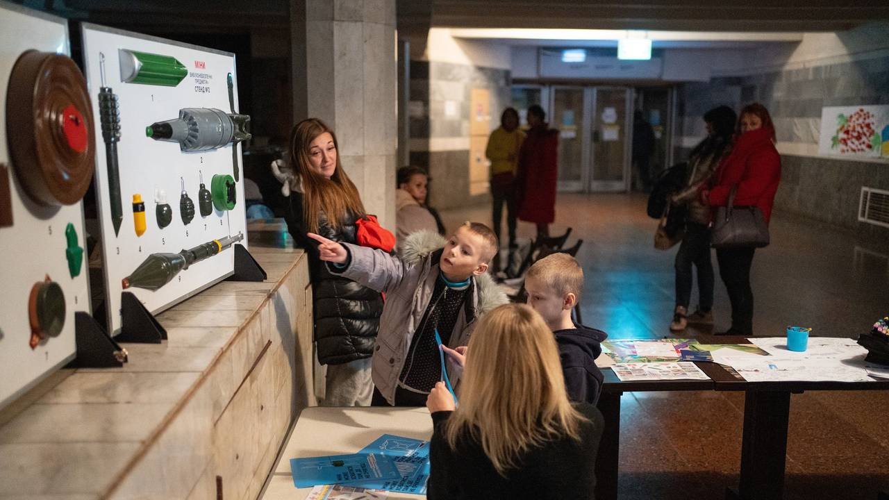 In einer U-Bahn-Station betreuen Unicef-Mitarbeiter ukrainische Kinder.