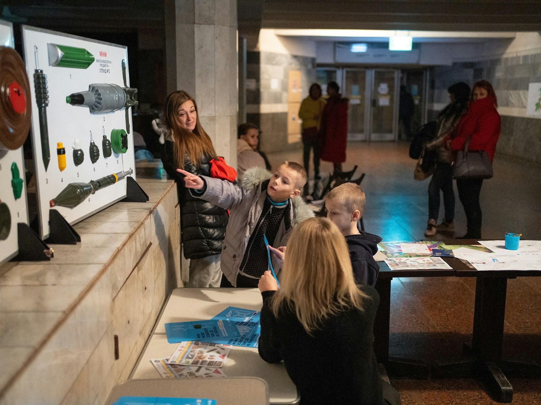In einer U-Bahn-Station betreuen Unicef-Mitarbeiter ukrainische Kinder.