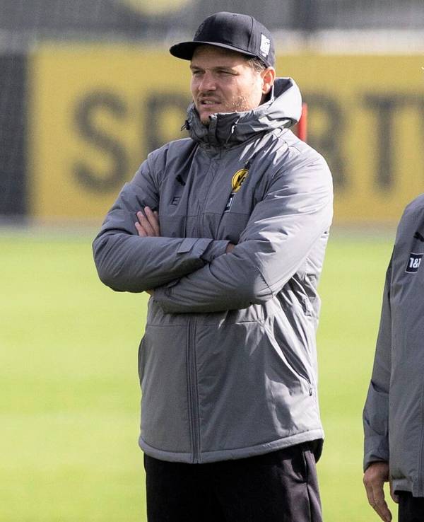 Peter Hermann (r.) steht mit BVB-Coach Edin Terzic auf dem Trainingsplatz.