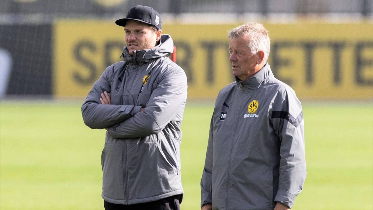 Peter Hermann (r.) steht mit BVB-Coach Edin Terzic auf dem Trainingsplatz.