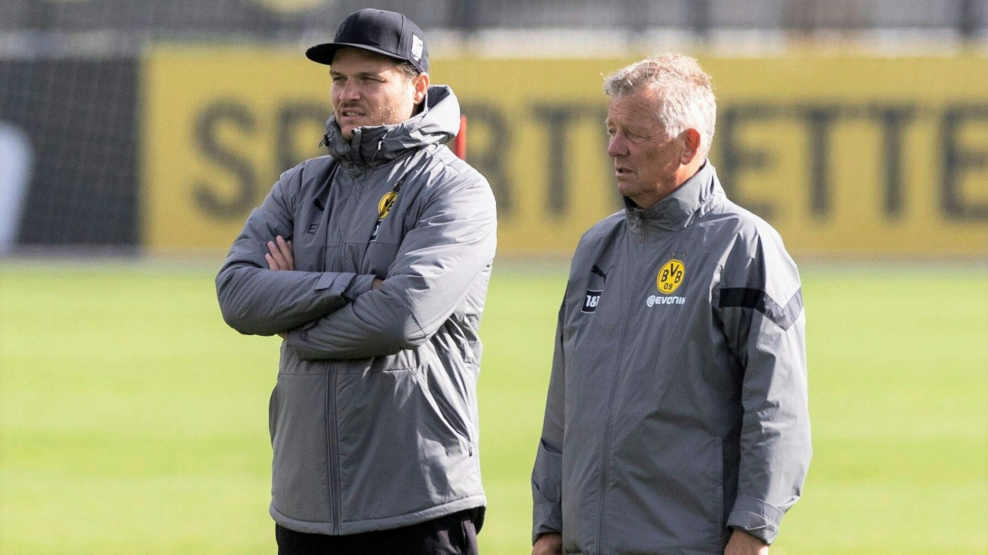 Peter Hermann (r.) steht mit BVB-Coach Edin Terzic auf dem Trainingsplatz.