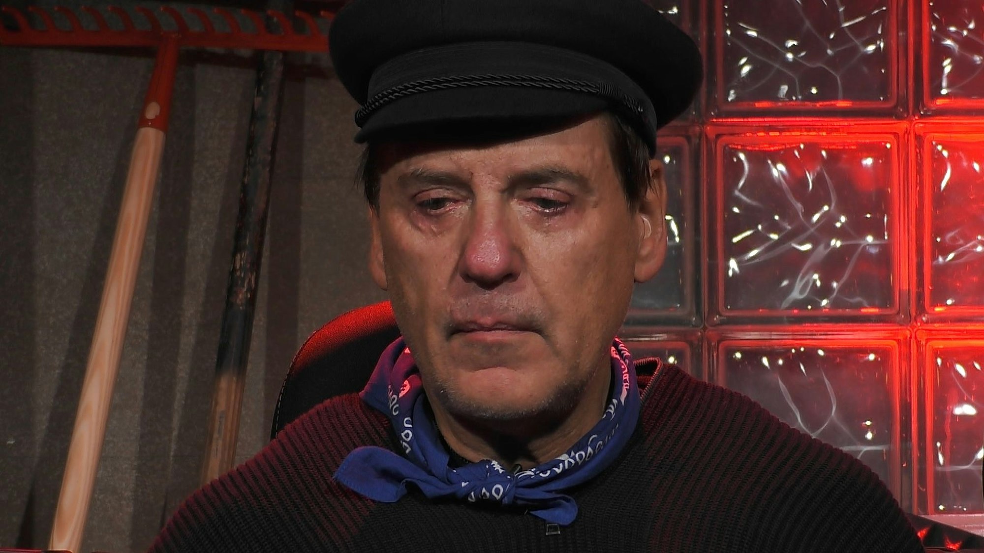 Jörg Dahlmann weint.
