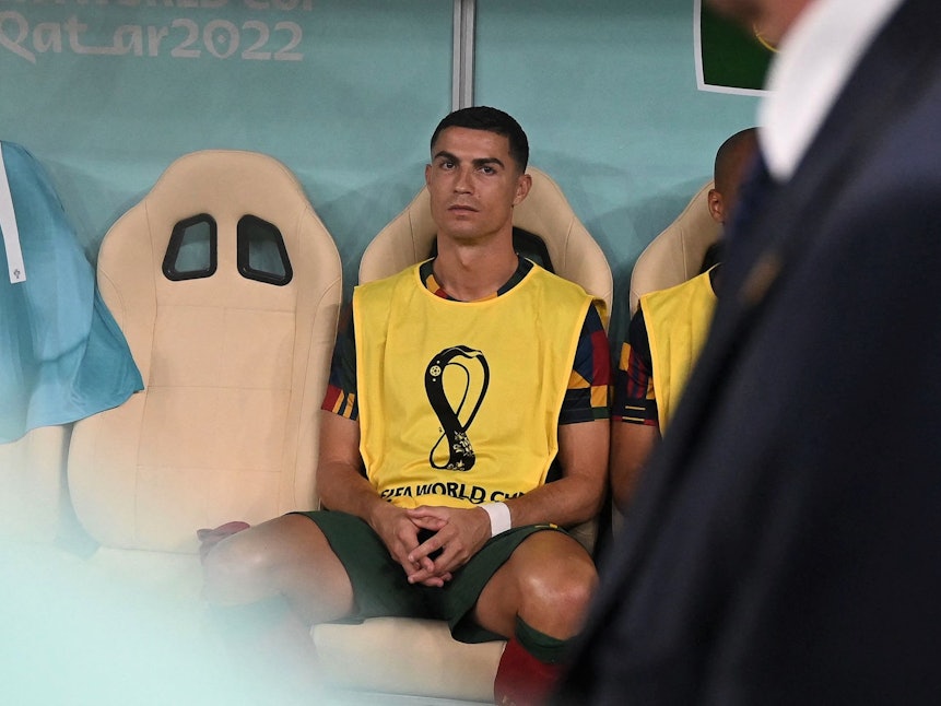 Cristiano Ronaldo sitzt bei der WM 2022 im Spiel zwischen Portugal und der Schweiz auf der Ersatzbank.
