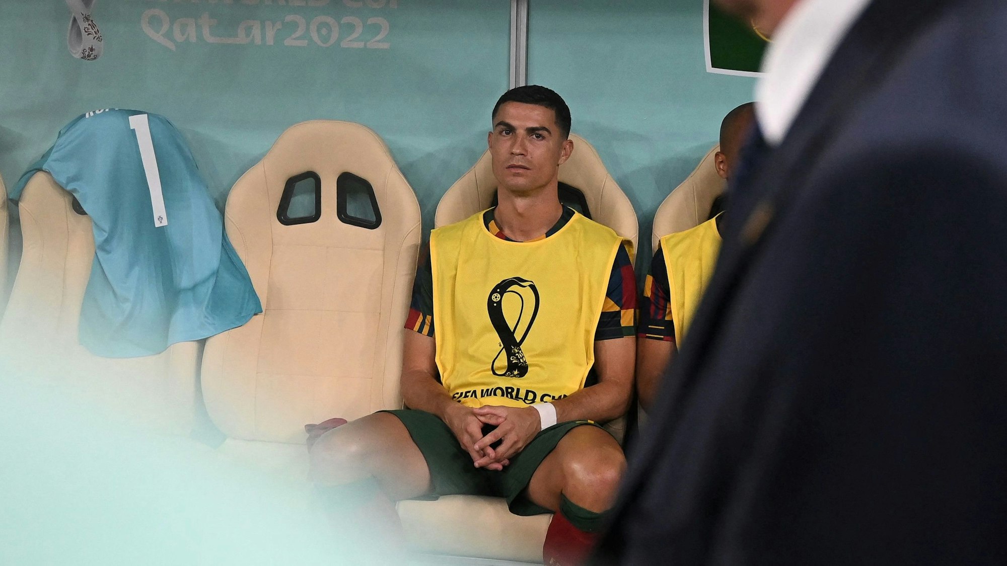 Cristiano Ronaldo sitzt bei der WM 2022 im Spiel zwischen Portugal und der Schweiz auf der Ersatzbank.