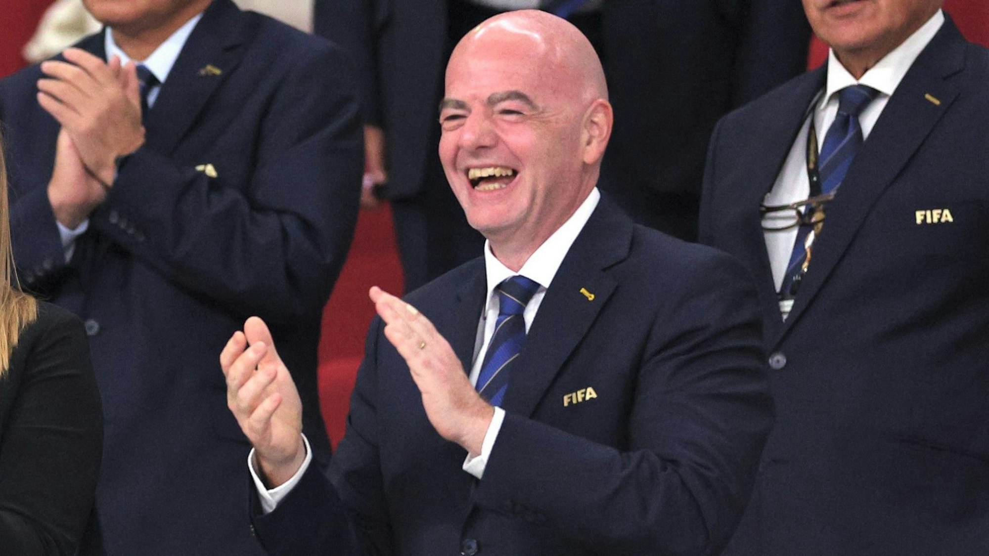 FIFA-Präsident Gianni Infantino lacht beim WM-Achtelfinale zwischen den Niederlanden und den USA auf der Tribüne.