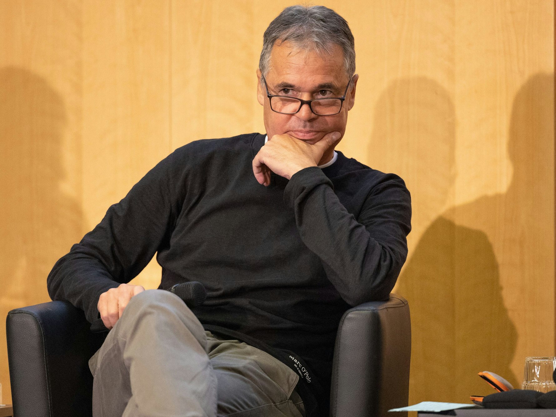 Andreas Rettig sitzt während der Gesprächsrunde auf dem Podium.