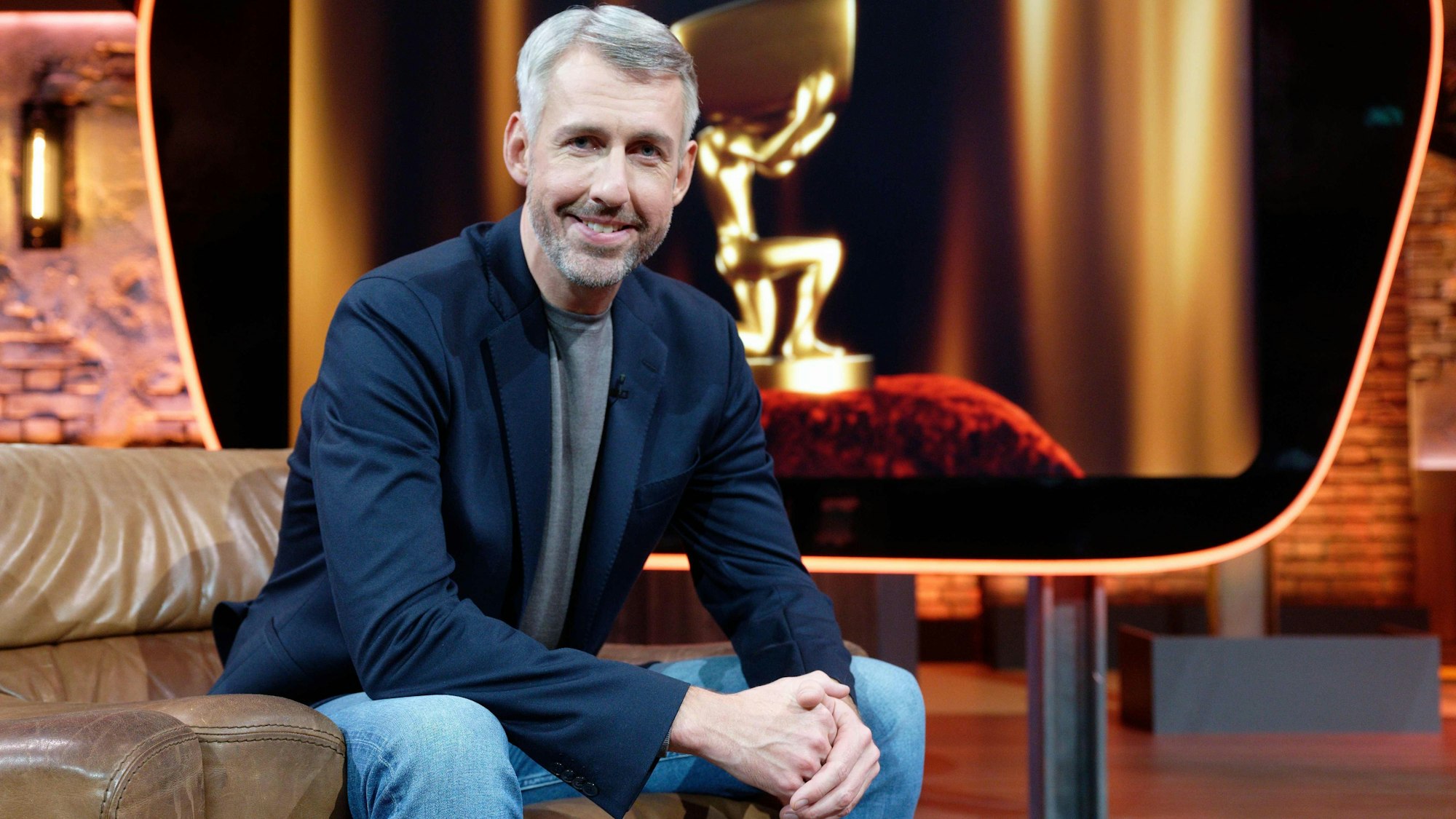 Der Entertainer Sebastian Pufpaff sitzt nach der Aufzeichnung der ersten Sendung der wieder aufgenommenen ProSieben-Comedyshow «TV total» im Studio. +++ dpa-Bildfunk +++