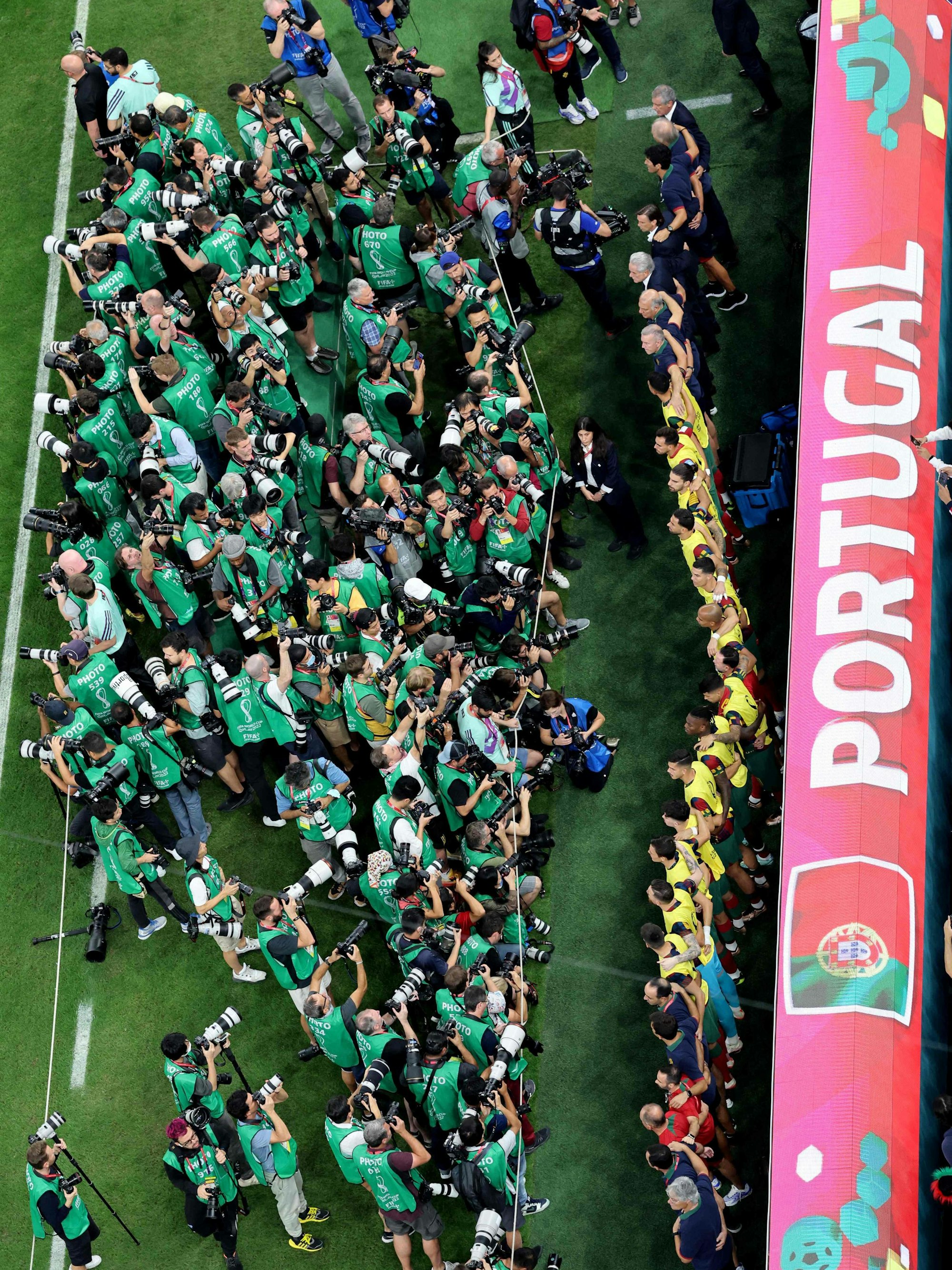Ein Pulk von rund 100 Fotografen steht vor dem WM-Spiel gegen die Schweiz vor der Ersatzbank von Portugal, um ein Foto von Ersatzspieler Cristiano Ronaldo zu schießen.