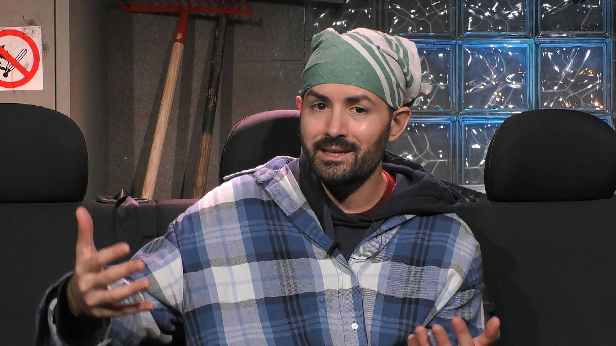 Menderes gestikuliert mit seinen Händen vor der Kamera.