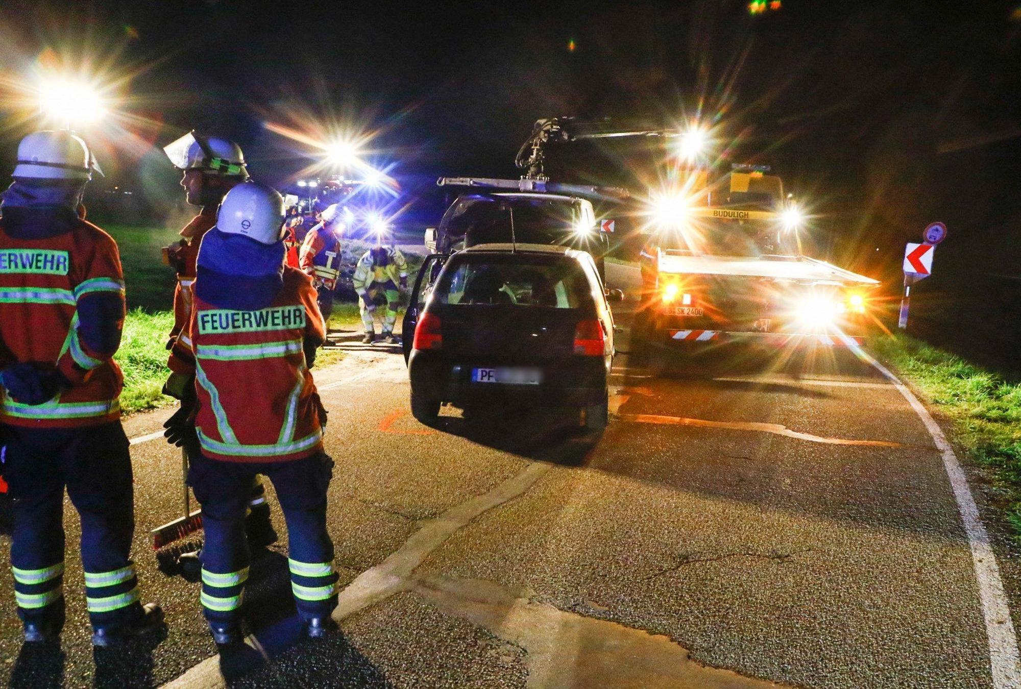 Feuerwehrleute sind nach einem Unfall in Maulbronn im Einsatz. Das Einsatzfoto dient hierbei als Symbolfoto.