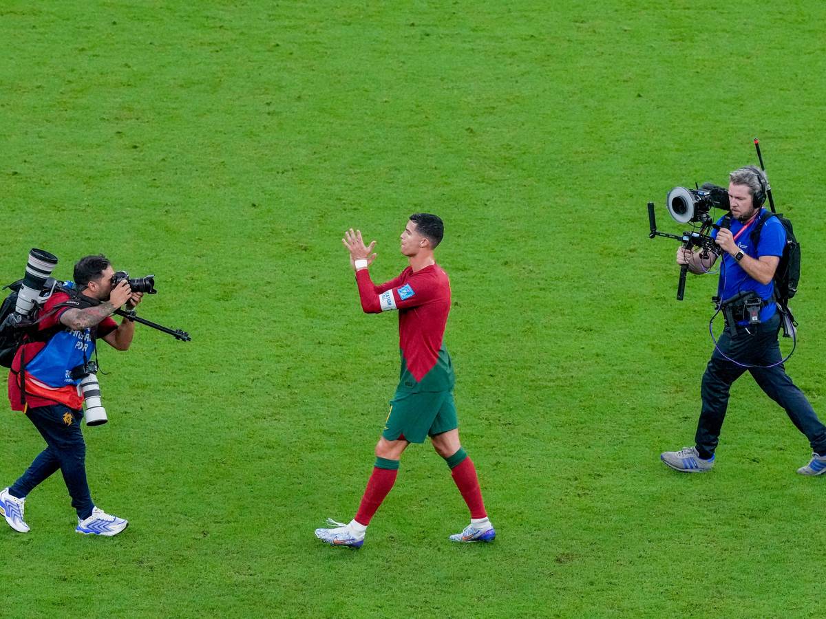 Cristiano Ronaldo wird fotografiert und gefilmt.