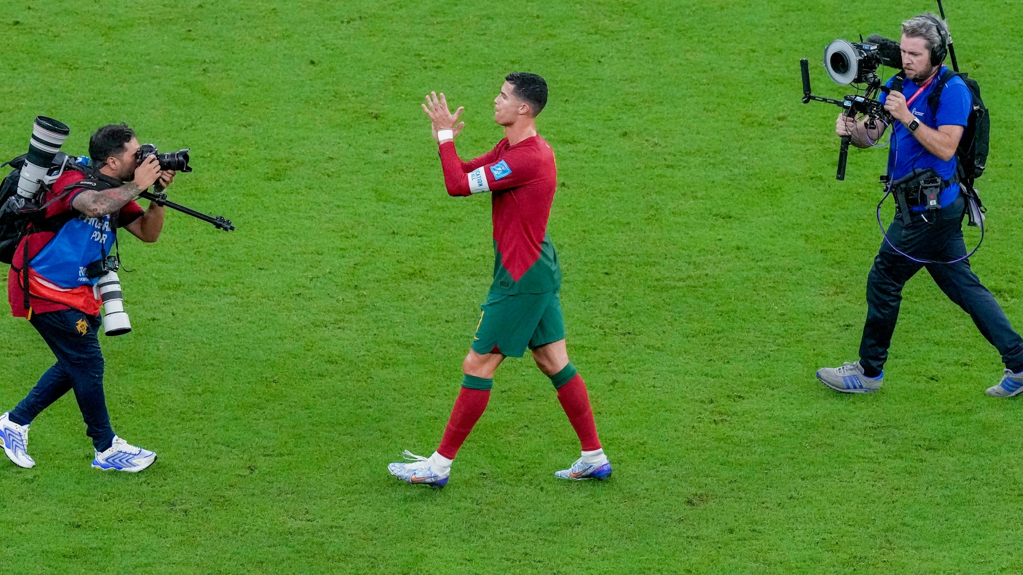 Cristiano Ronaldo wird fotografiert und gefilmt.
