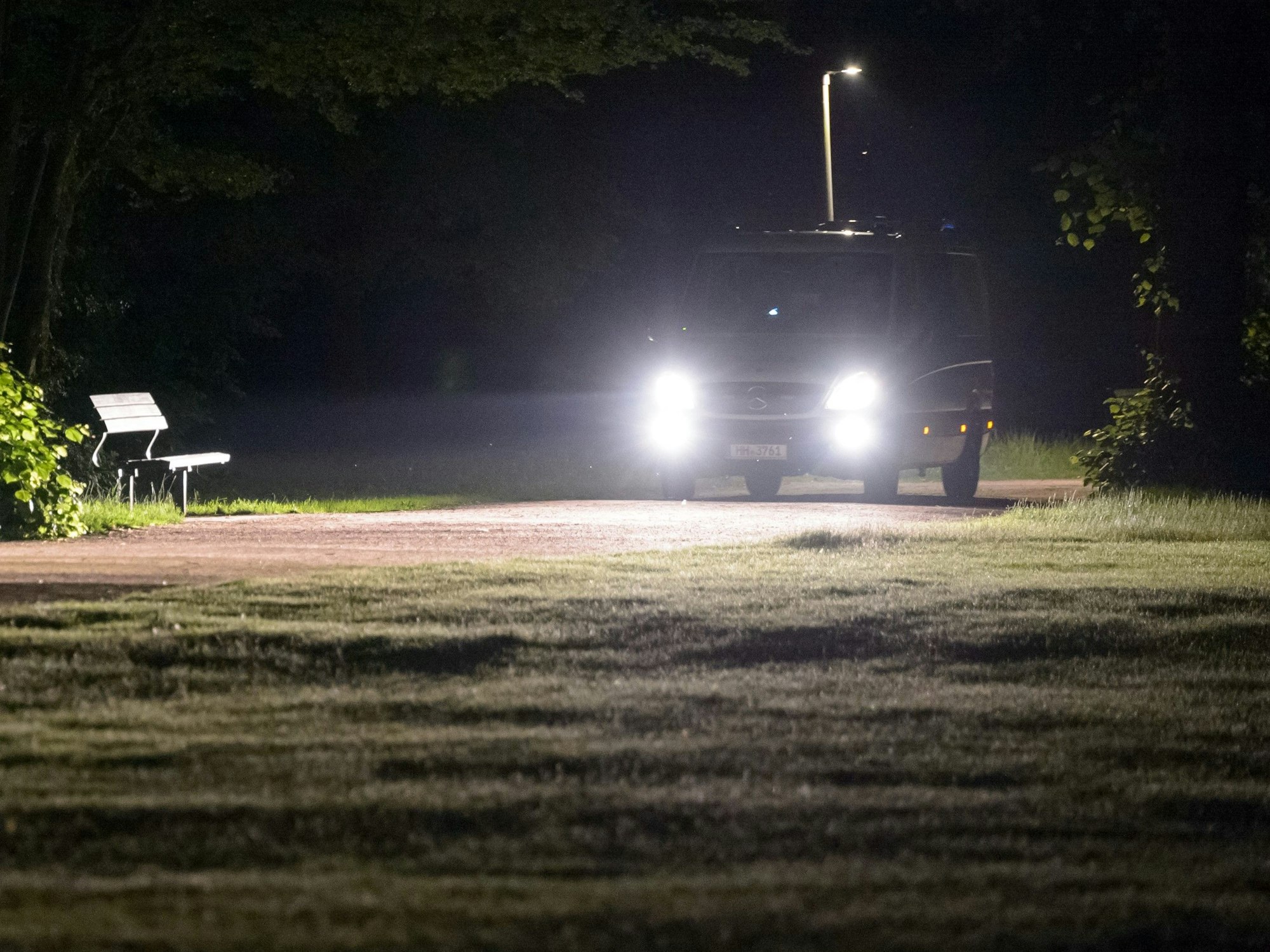 Die Polizei schickte eine Streife raus, die dem ungewöhnlichen Hinweis nachgehen sollte. Hier ein Foto von einem Streifenwagen im Einsatz in einem Park.