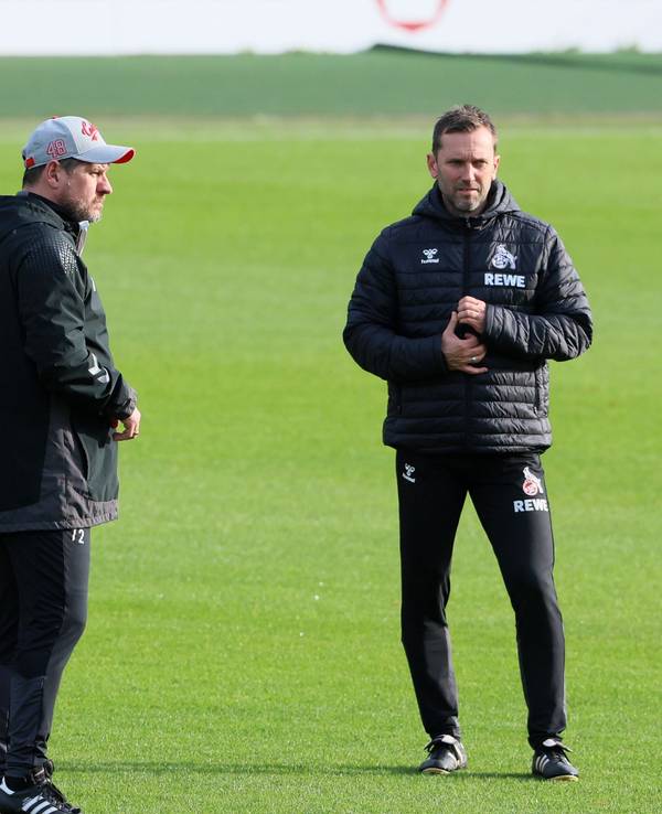 Steffen Baumgart (1. FC Köln) mit seinem Trainerteam am Geißbockheim.