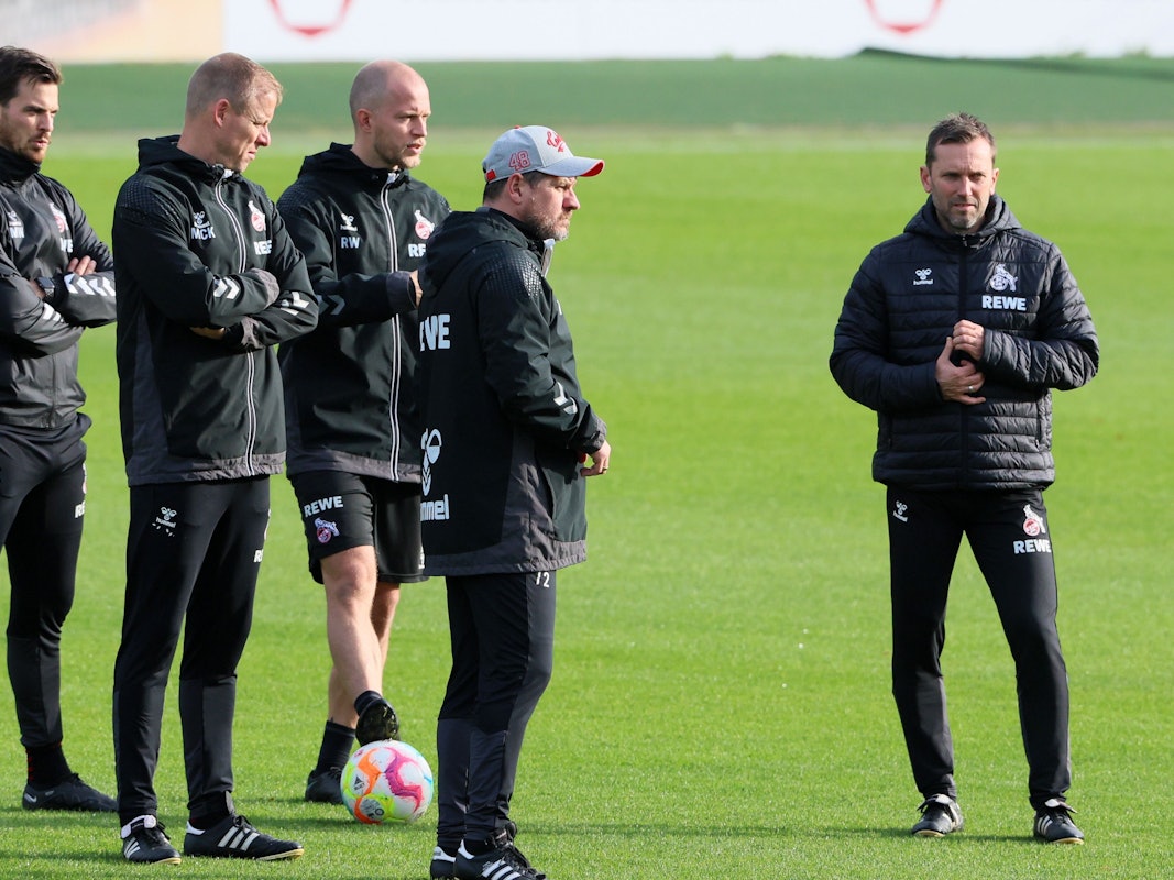 Steffen Baumgart (1. FC Köln) mit seinem Trainerteam am Geißbockheim.