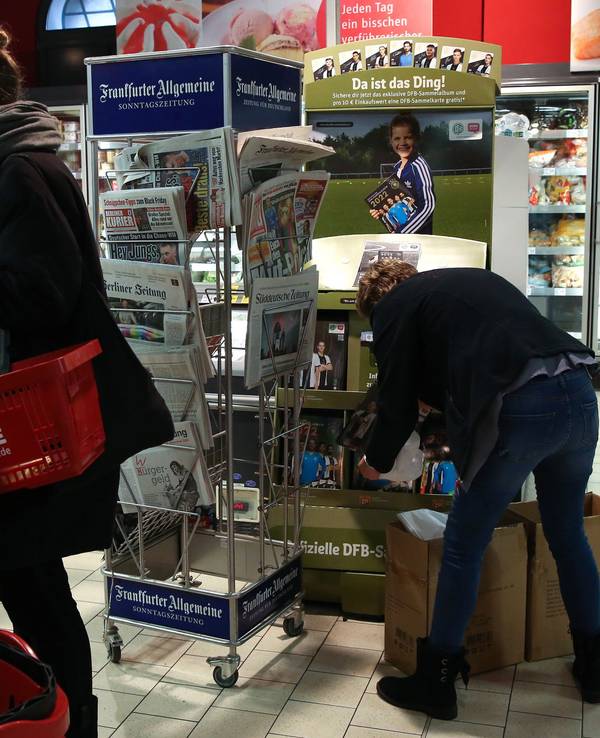 Blick in eine Rewe-Filiale in Berlin Ende November (Symbolbild): In einem Geschäft weisen Mitarbeiterinnen und Mitarbeiter auf eine ekelhafte Unart ihrer Kundschaft hin.