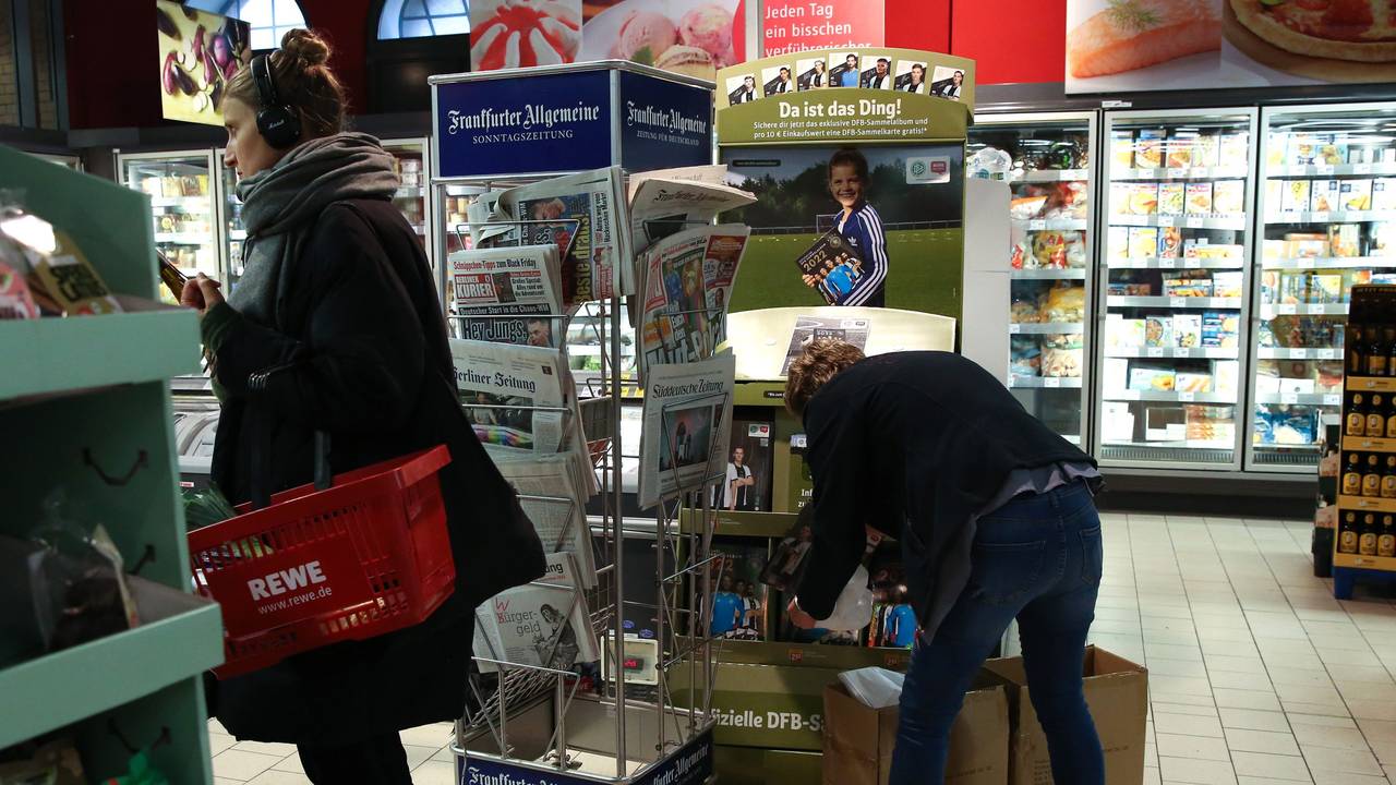 Blick in eine Rewe-Filiale in Berlin Ende November (Symbolbild): In einem Geschäft weisen Mitarbeiterinnen und Mitarbeiter auf eine ekelhafte Unart ihrer Kundschaft hin.