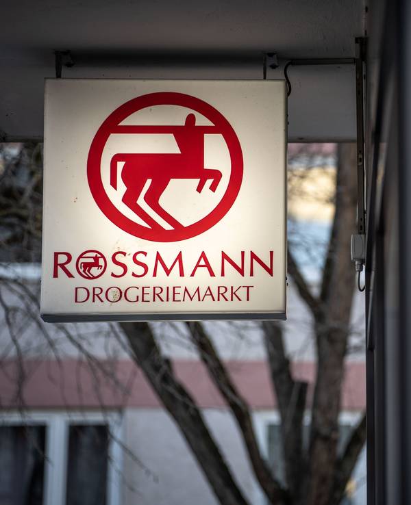 Eine Leuchttafel mit dem Firmenlogo von Rossmann in Mainz: Die Drogeriekette ruft einen Kinder-Snack zurück.