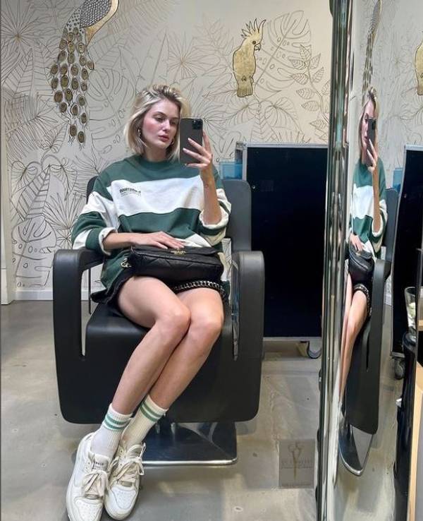 Das Instagram-Selfie zeigt die ehemalige GNTM-Teilnehmerin Vanessa Tamkan, die auf einem Stuhl sitzt. Sie hat es am 5. Juli 2022 bei Instagram veröffentlicht. Quelle: Instagram / vanessa.tamkan
