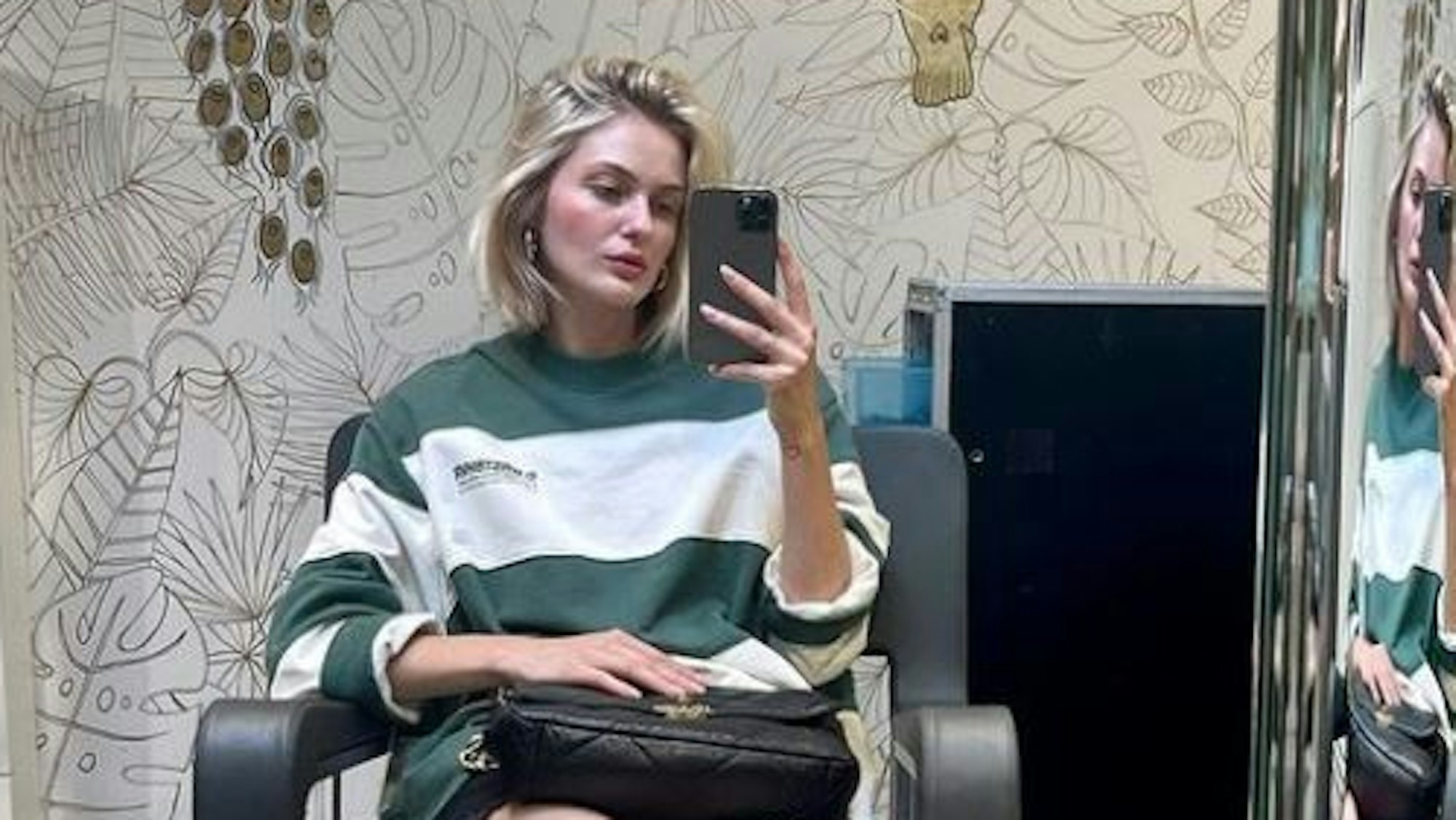 Das Instagram-Selfie zeigt die ehemalige GNTM-Teilnehmerin Vanessa Tamkan, die auf einem Stuhl sitzt. Sie hat es am 5. Juli 2022 bei Instagram veröffentlicht. Quelle: Instagram / vanessa.tamkan